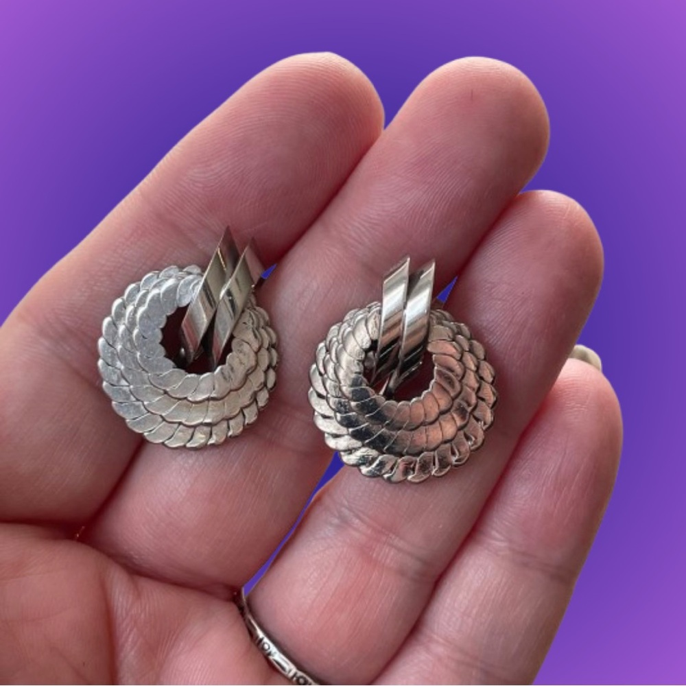 🚨🚨🚨🚨FINAL SALE!!!!🚨🚨🚨🚨 Vintage silvertone rope wreath screwback earrings